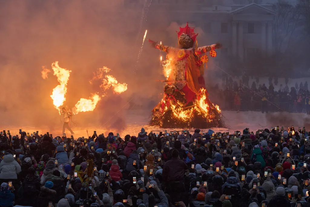 Người Nga tạm biệt mùa đông lạnh giá - Ảnh 1.