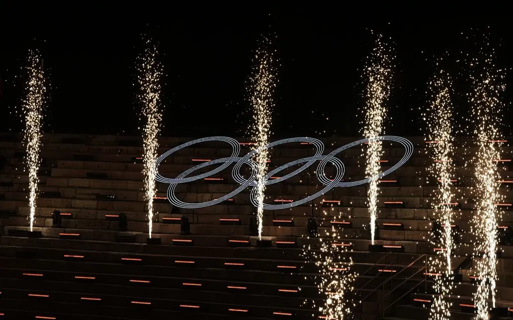 Biểu tượng Olympic nổi bật trong lễ bế mạc Thế vận hội Mùa đông 2026 tại Verona, Italia, ngày 22/2/2026. (Ảnh: AP)