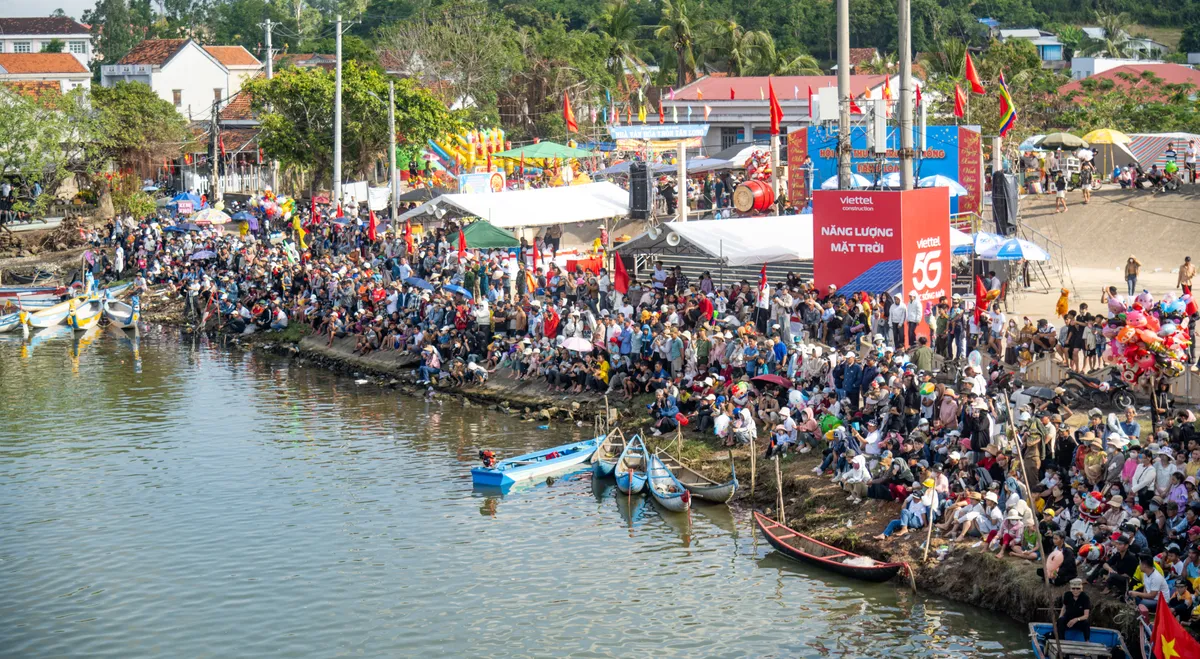 Rộn r&agrave;ng Lễ hội đua thuyền Đầm &Ocirc; Loan - nhịp ch&egrave;o đầu xu&acirc;n vang s&oacute;ng - Ảnh 5.