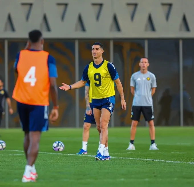 Cristiano Ronaldo cam kết gắn b&oacute; l&acirc;u d&agrave;i với Al Nassr sau ồn &agrave;o- Ảnh 1.