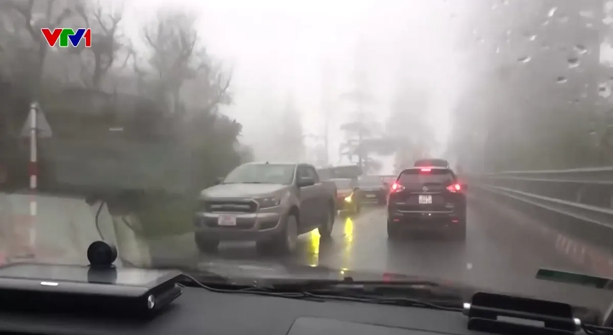 Lưu &yacute; khi đi lại tr&ecirc;n cung đường đ&egrave;o dốc trong thời tiết mưa m&ugrave; - Ảnh 1.