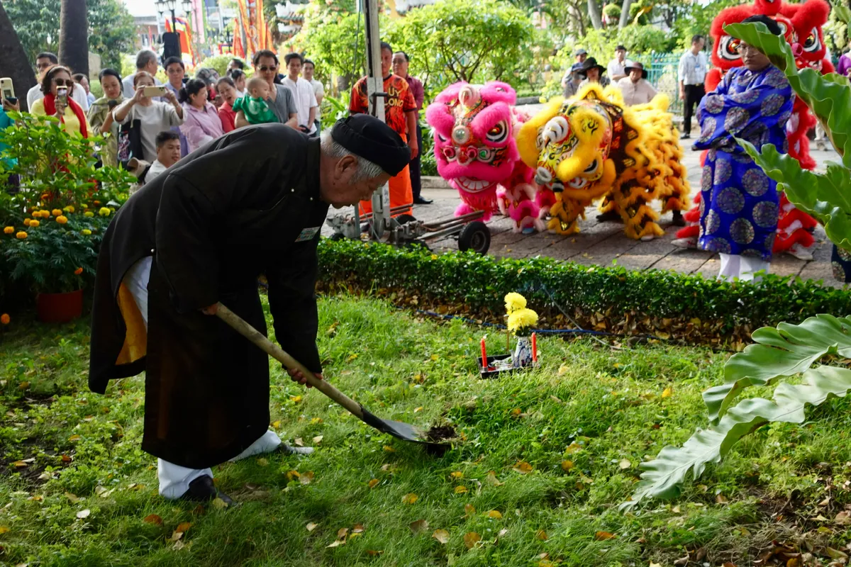 Người d&acirc;n TP Hồ Ch&iacute; Minh  n&ocirc; nức tham dự lễ Khai hạ - Cầu an  - Ảnh 19.