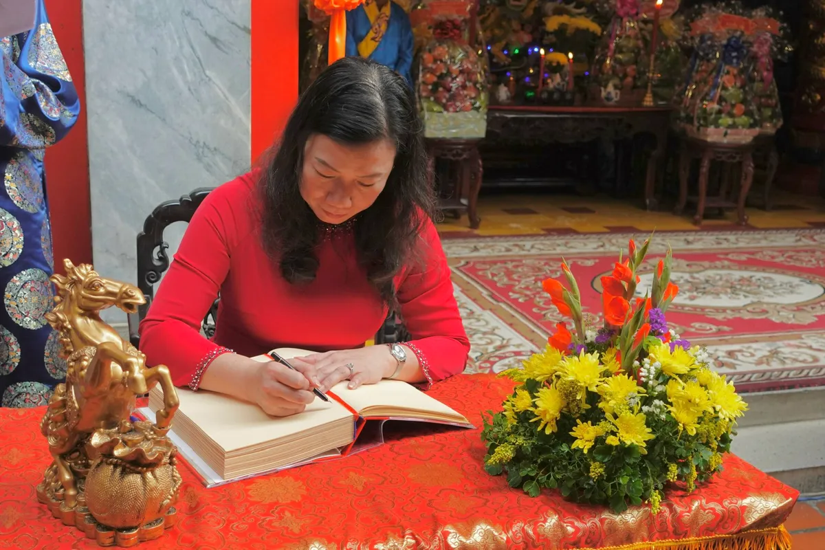 Người d&acirc;n TP Hồ Ch&iacute; Minh  n&ocirc; nức tham dự lễ Khai hạ - Cầu an  - Ảnh 10.