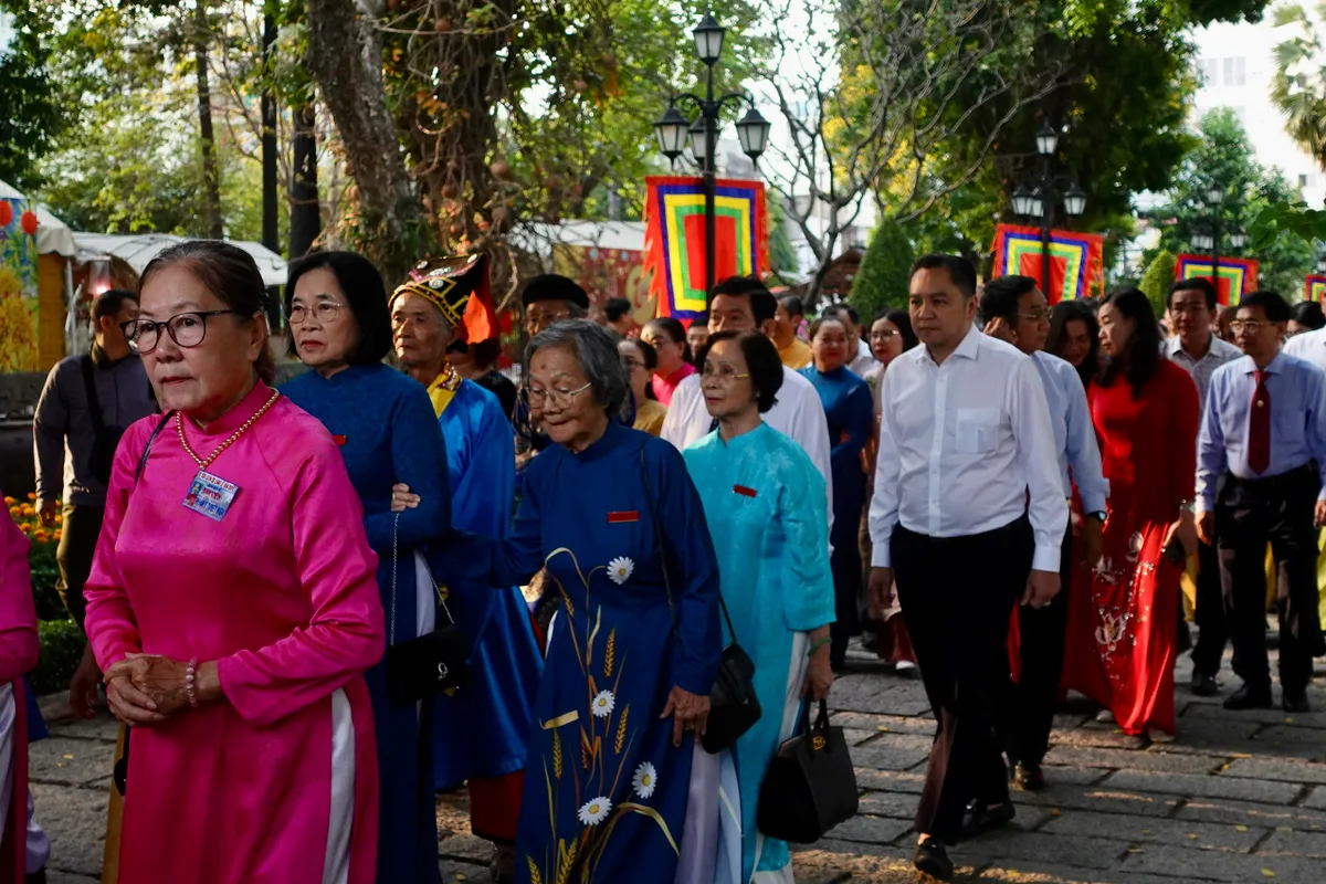 Người d&acirc;n TP Hồ Ch&iacute; Minh  n&ocirc; nức tham dự lễ Khai hạ - Cầu an  - Ảnh 4.