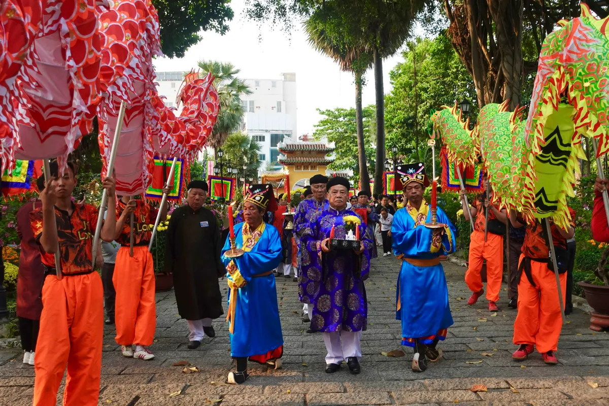 Người d&acirc;n TP Hồ Ch&iacute; Minh  n&ocirc; nức tham dự lễ Khai hạ - Cầu an  - Ảnh 2.