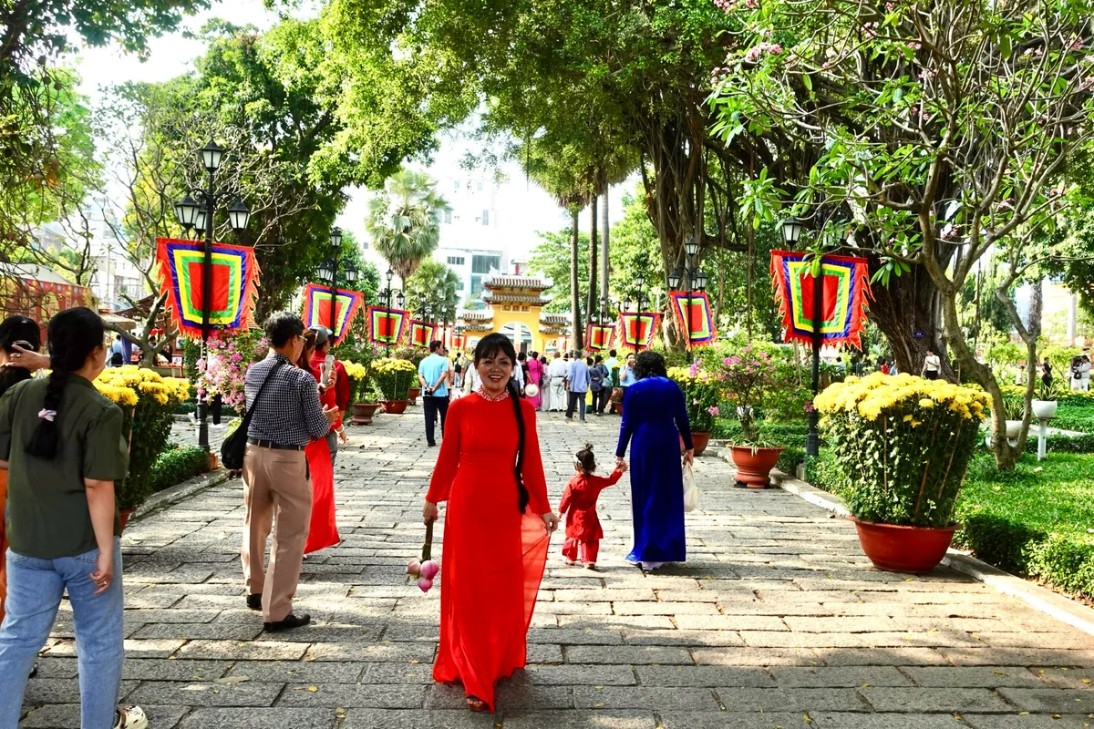 Người d&acirc;n TP Hồ Ch&iacute; Minh  n&ocirc; nức tham dự lễ Khai hạ - Cầu an  - Ảnh 22.