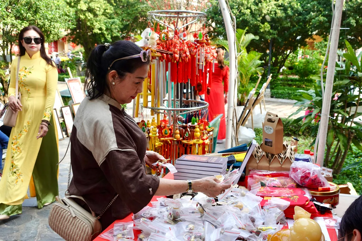 Người d&acirc;n TP Hồ Ch&iacute; Minh  n&ocirc; nức tham dự lễ Khai hạ - Cầu an  - Ảnh 24.