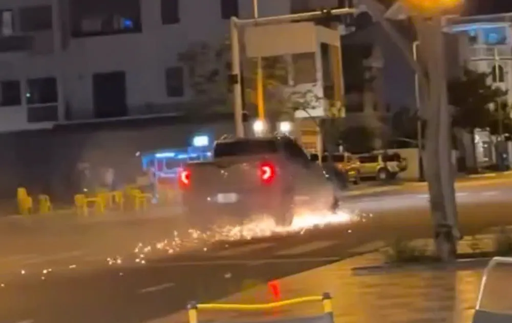 Tạm giữ tài xế xe bán tải kéo lê xe máy gần 1km làm 1 người tử vong - Ảnh 1.