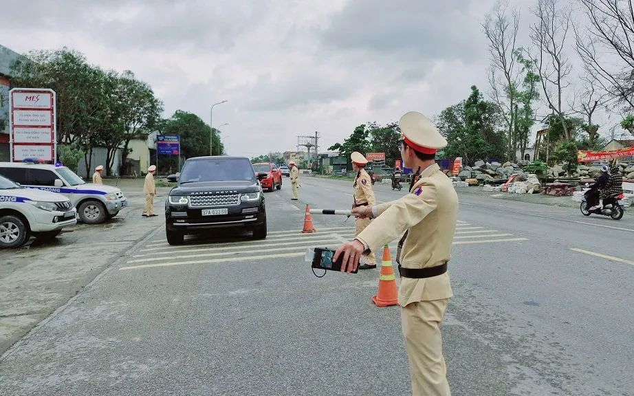 Trong cao điểm trước, trong và sau Tết, lực lượng CSGT Công an tỉnh Nghệ An duy trì tuần tra, kiểm soát thường xuyên, liên tục trên tuyến, địa bàn trọng điểm. Ảnh Phạm Thuỷ.