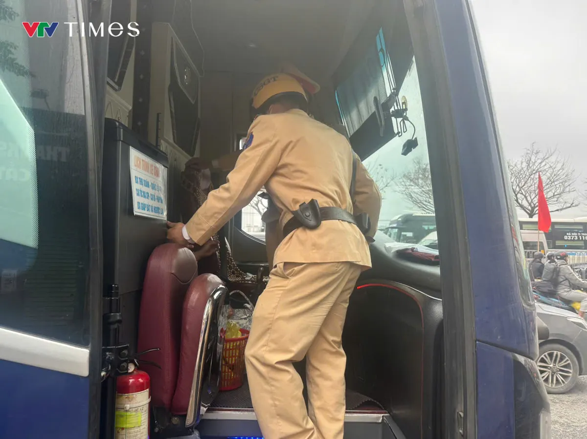 H&agrave; Nội: xử phạt nhiều t&agrave;i xế xe kh&aacute;ch qua phản &aacute;nh của người d&acirc;n - Ảnh 1.