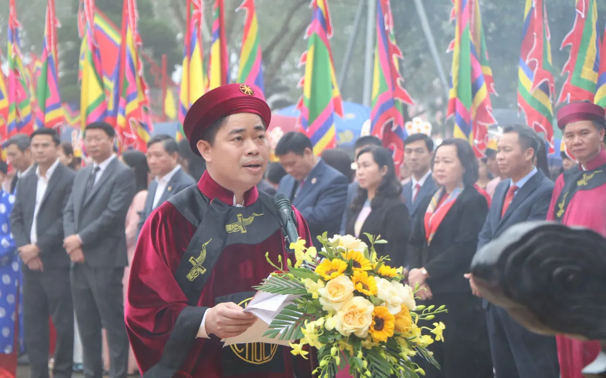 Lãnh đạo xã Hiền Lương thay mặt nhân dân đọc diễn văn tri ân công đức Tổ Mẫu Âu Cơ và cầu mong Tổ Mẫu phù hộ cho quốc thái dân an.