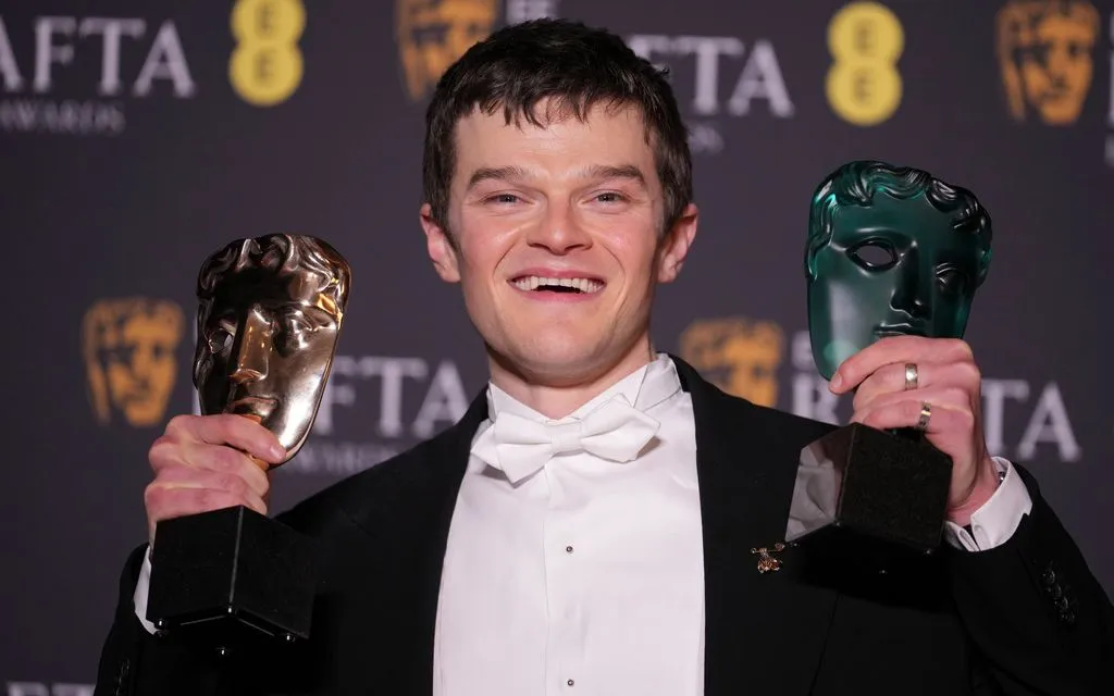 Robert Aramayo tạo dáng cùng giải thưởng Ngôi sao đang lên của EE và giải thưởng Nam diễn viên chính xuất sắc nhất tại Lễ trao giải Điện ảnh Viện Hàn lâm Anh Quốc lần thứ 79 (BAFTA). (Ảnh AP/Alastair Grant)