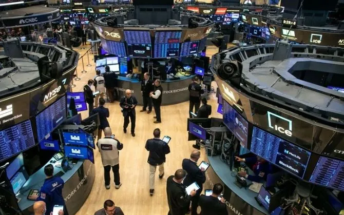 Hoạt động tại Sàn giao dịch chứng khoán New York, Mỹ. (Ảnh: THX/TTXVN)