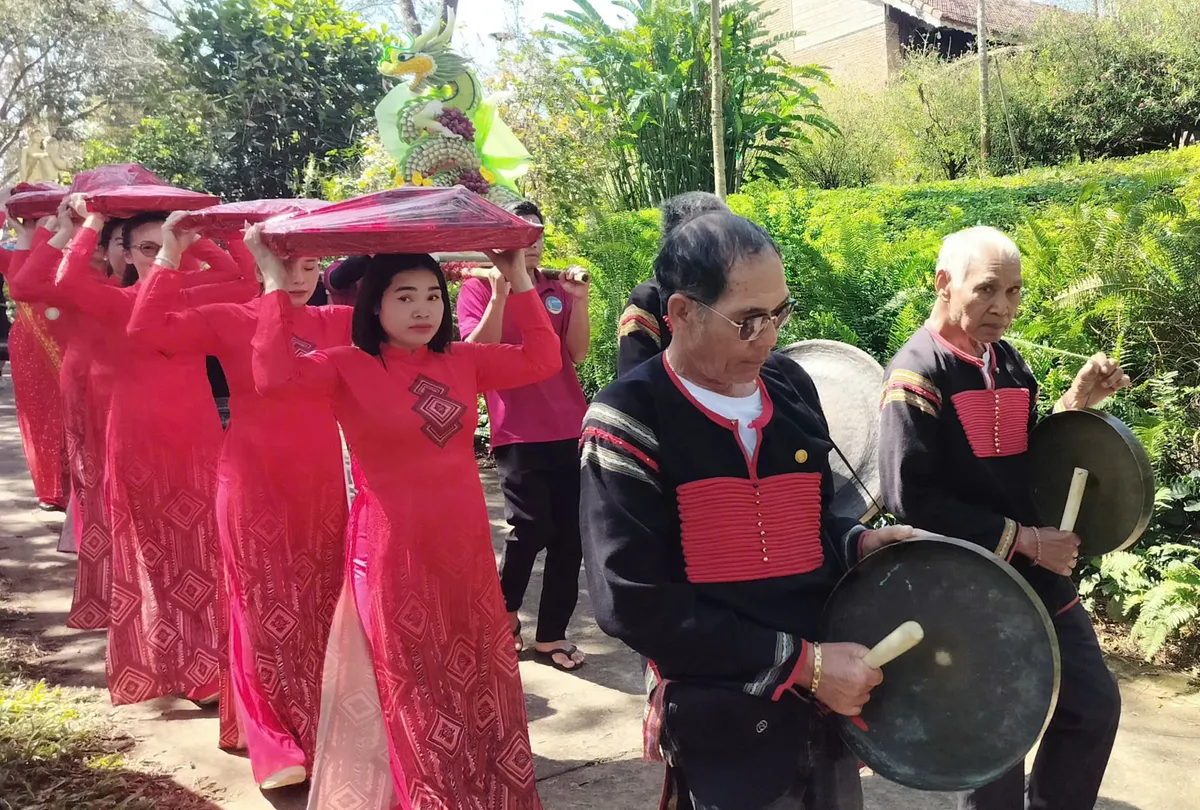 Trang trọng Lễ rước Quốc Mẫu &Acirc;u Cơ tại Khu du lịch sinh th&aacute;i cộng đồng Ko Tam- Ảnh 1.