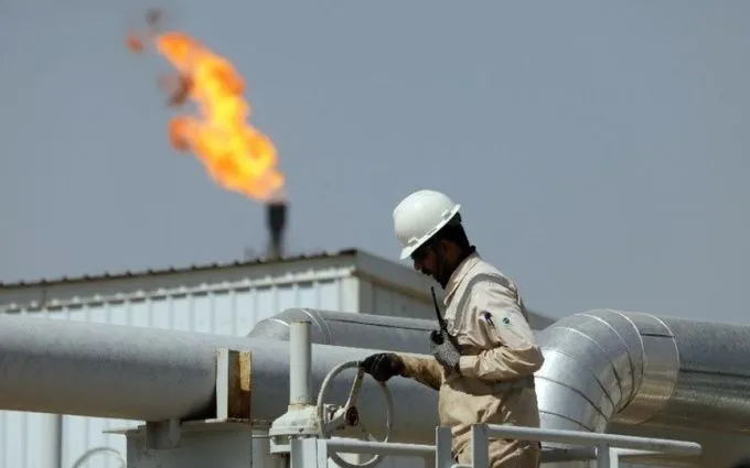 Công nhân làm việc tại nhà máy lọc dầu ở tỉnh Wasit, Iraq. (Ảnh: THX/TTXVN)