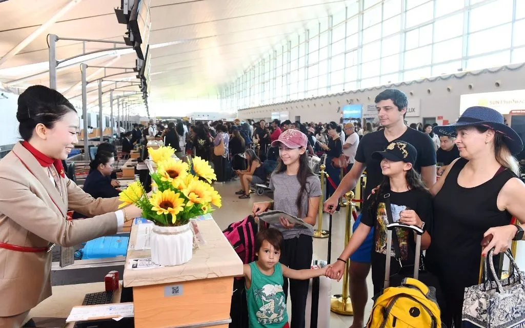 Hành khách làm thủ tục tại cảng HKQT Phú Quốc