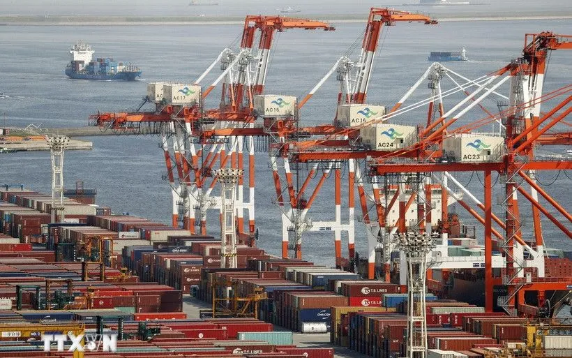 Cảng hàng hóa ở Tokyo, Nhật Bản. (Ảnh: Kyodo/TTXVN)