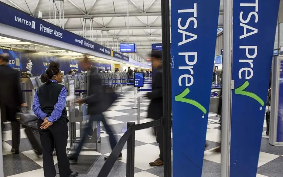 Hành khách đi qua lối vào khu vực kiểm tra an ninh TSA PreCheck tại Nhà ga số 1, Sân bay Quốc tế O'Hare, Chicago. (Ảnh: time.com)
