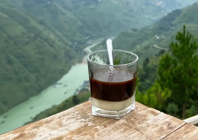 Uống nước trước hay sau c&agrave; ph&ecirc; s&aacute;ng: Lợi &iacute;ch b&ugrave; nước c&oacute; kh&aacute;c biệt?- Ảnh 1.