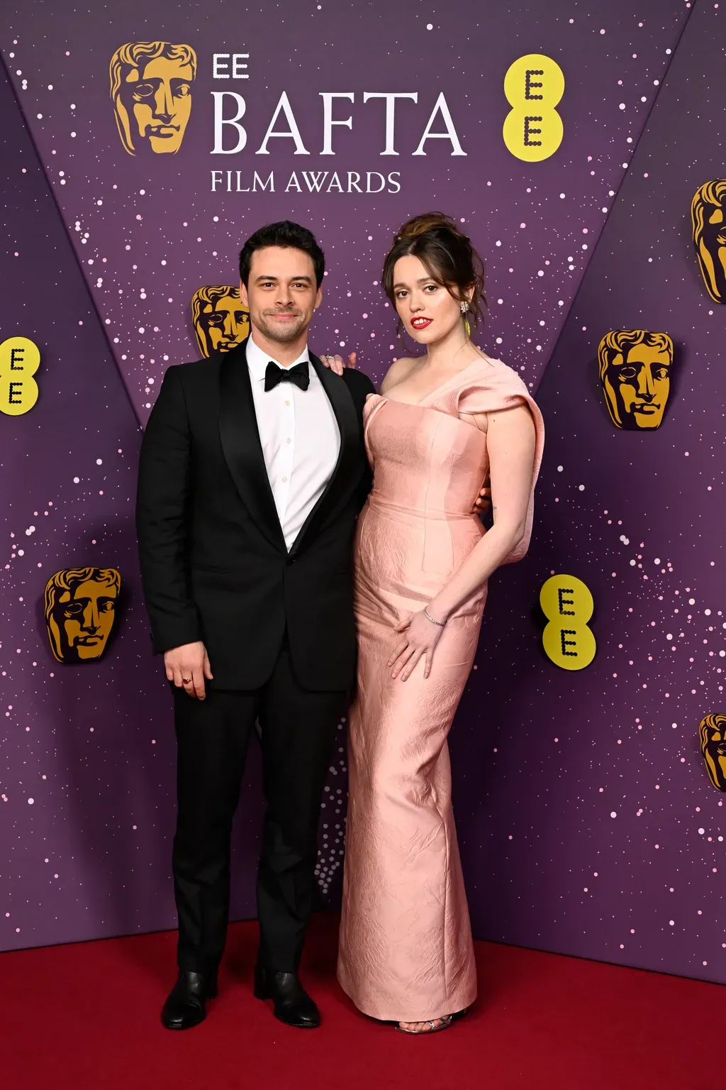 Diễn viên phim Sex Education vào Top mặc đẹp nhất thảm đỏ BAFTA 2026 - Ảnh 2.