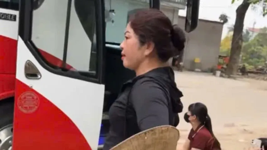 Bắt người phụ nữ chửi bới, thu tiền tr&ocirc;ng xe tr&aacute;i ph&eacute;p người đi lễ tại Bắc Ninh - Ảnh 2.