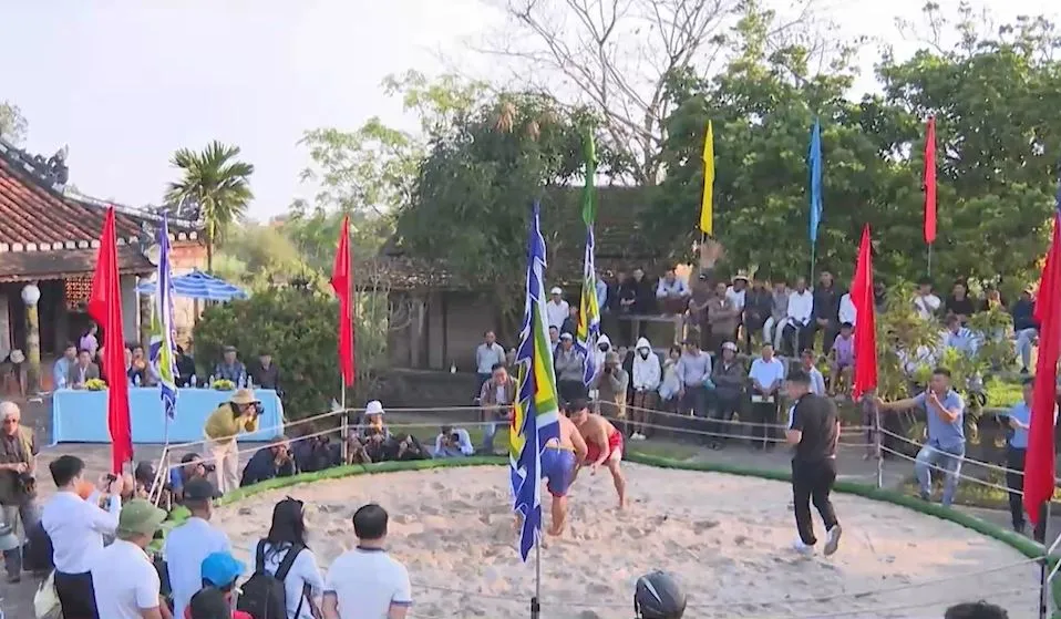 S&ocirc;i động sới vật l&agrave;ng Thủ Lễ- Ảnh 2.