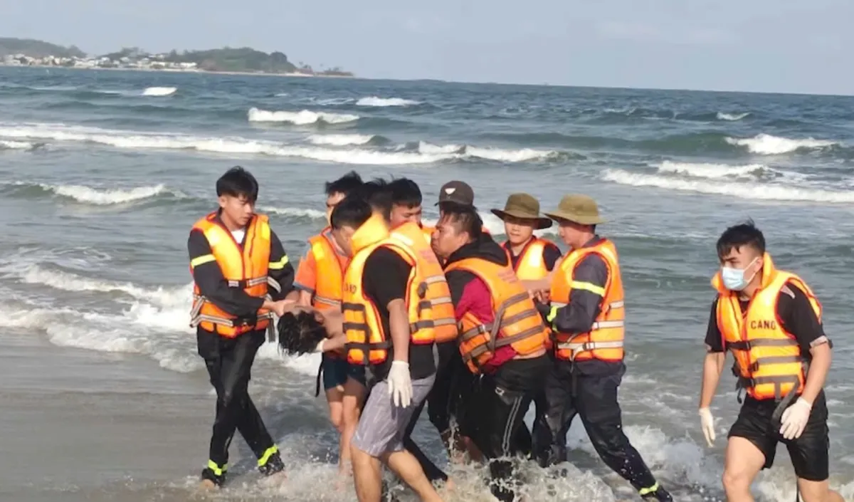 Tìm thấy thi thể nạn nhân cuối cùng trong vụ đuối nước thương tâm ngày mùng 5 Tết- Ảnh 2. Tìm thấy thi thể nạn nhân cuối cùng trong vụ đuối nước thương tâm ngày mùng 5 Tết- Ảnh 2.