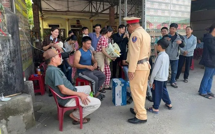 CSGT trạm Ph&uacute; Lộc đ&atilde; c&oacute; mặt để hỗ trợ b&aacute;nh, nước ngọt cho h&agrave;nh kh&aacute;ch khi xe được k&eacute;o về gara sửa chữa.