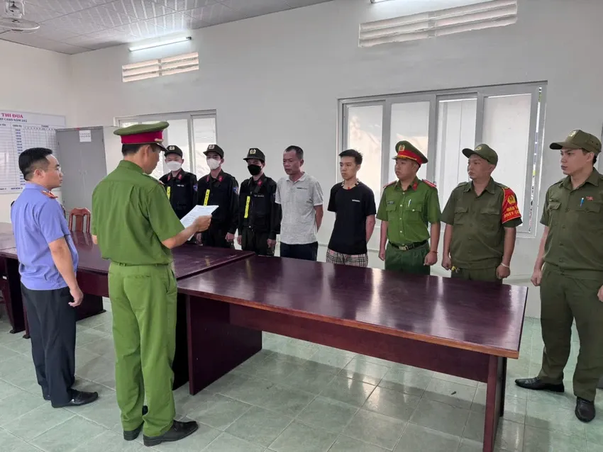 Bắt chủ quán và đầu bếp dùng xẻng đuổi đánh du khách ở Vũng Tàu- Ảnh 1. Bắt chủ quán và đầu bếp dùng xẻng đuổi đánh du khách ở Vũng Tàu- Ảnh 1.