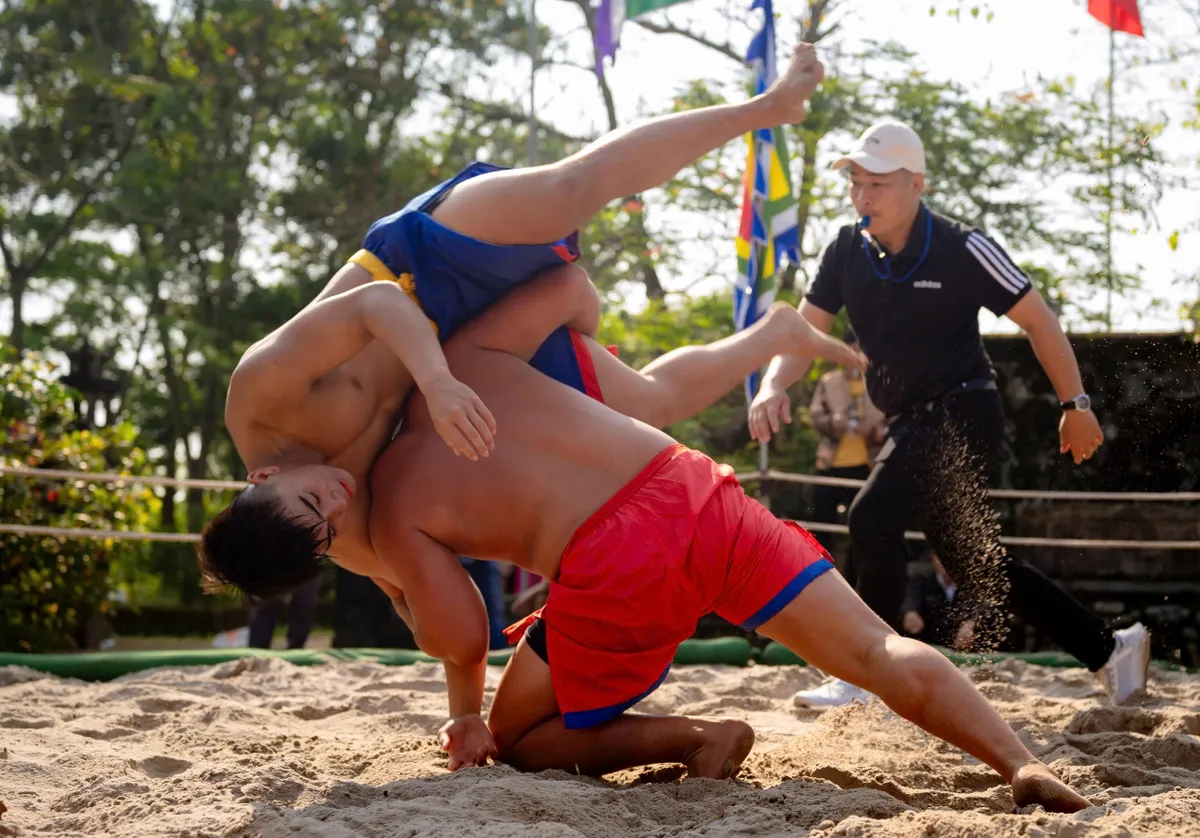 Huế: Khai hội vật l&agrave;ng Thủ Lễ - Ảnh 5.