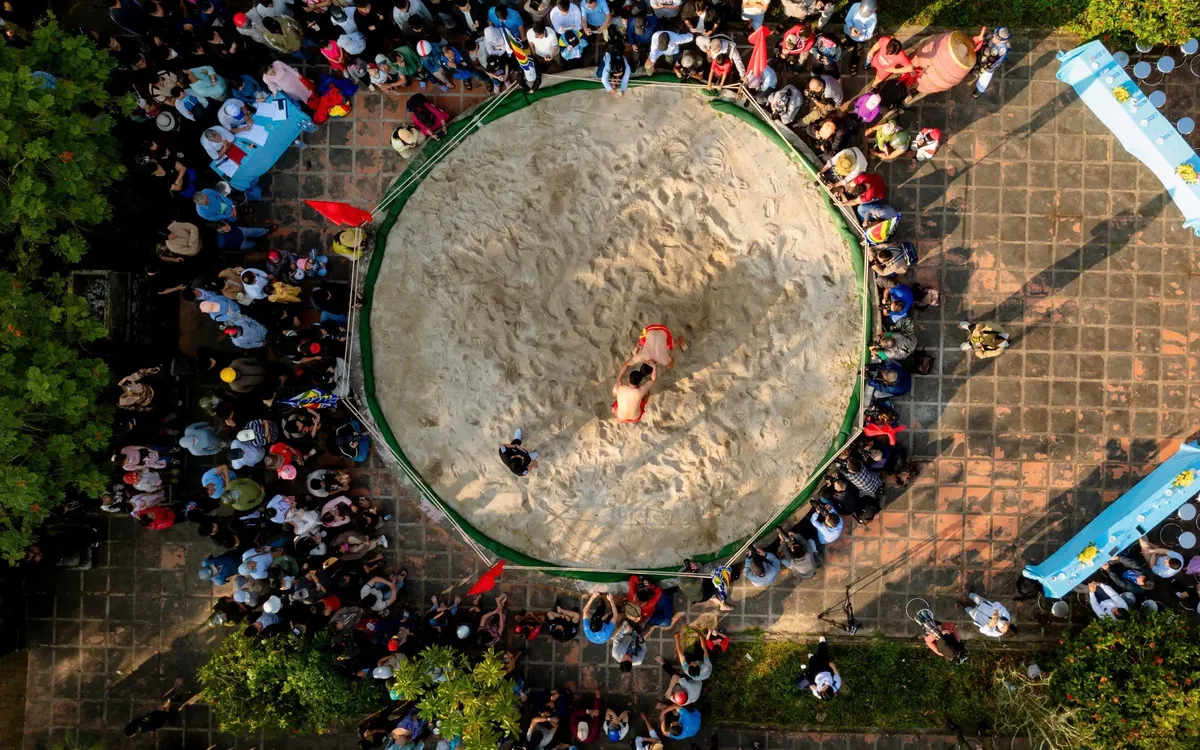 Khai hội vật làng Thủ Lễ - lễ hội dân gian đầu Xuân tại Huế.