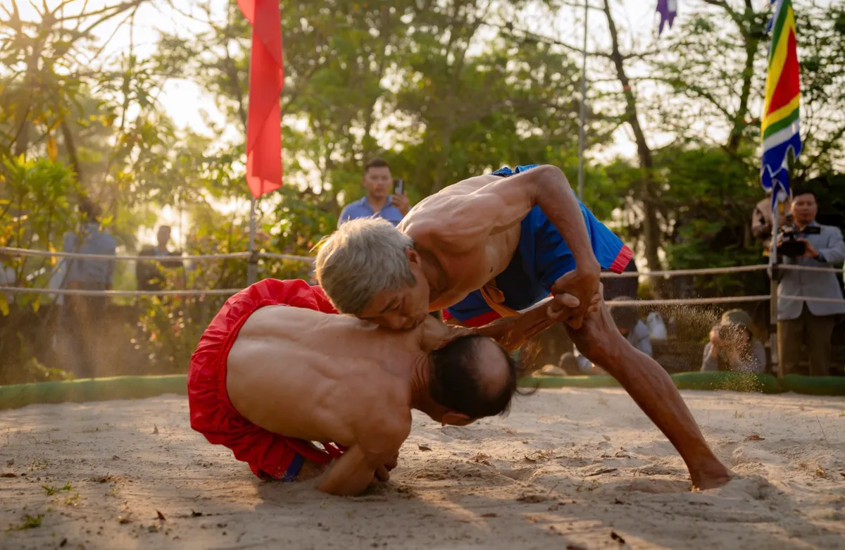 Huế: Khai hội vật l&agrave;ng Thủ Lễ - Ảnh 3.