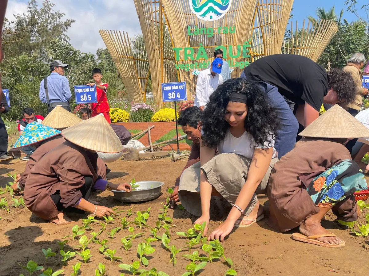 Hội An: Rộn r&agrave;ng Lễ hội Cầu B&ocirc;ng, đ&aacute;nh thức sức sống l&agrave;ng rau di sản Tr&agrave; Quế- Ảnh 5.