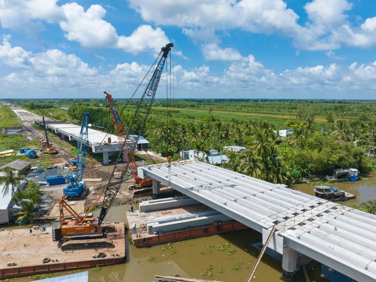 Đề xuất gần 30.000 tỷ đồng nâng cấp cao tốc Châu Đốc - Cần Thơ - Sóc Trăng lên 6 làn xe - Ảnh 1.