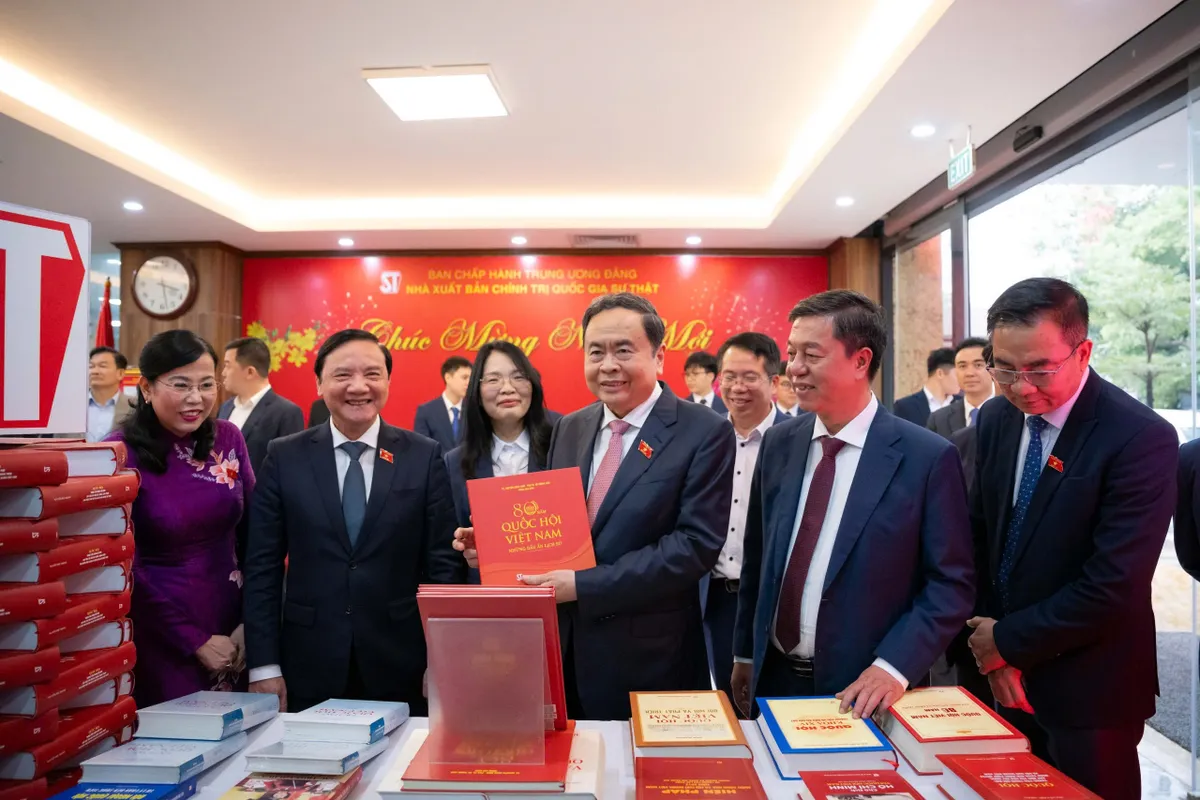 Chủ tịch Quốc hội Trần Thanh Mẫn: Tiếp tục l&agrave;m tốt xuất bản s&aacute;ch về ph&aacute;p luật - Ảnh 1.