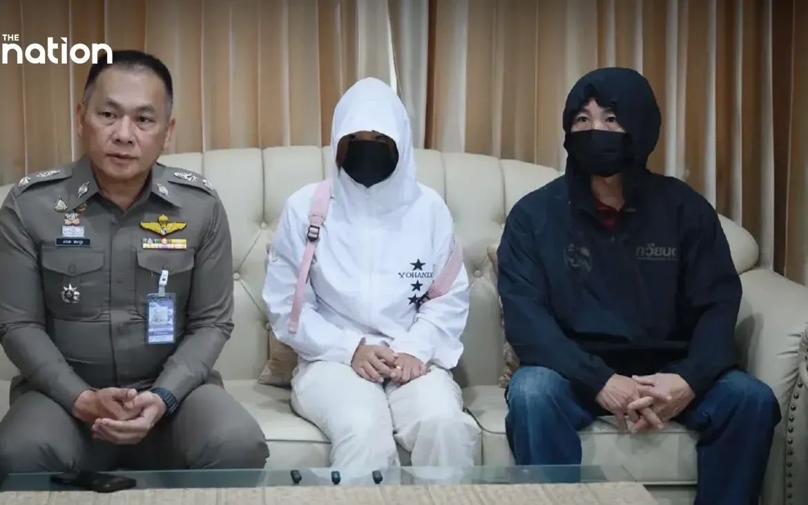 Chị Naphatsara (giữa) sau khi được giải cứu khỏi trung tâm lừa đảo ở Campuchia (Ảnh: The Nation)