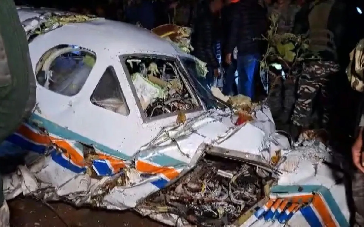 Giới chức kiểm tra hiện trường chiếc máy bay cứu thương rơi tại bang Jharkhand, miền Đông Ấn Độ, khiến 7 người thiệt mạng (Ảnh: PTI/AFP)