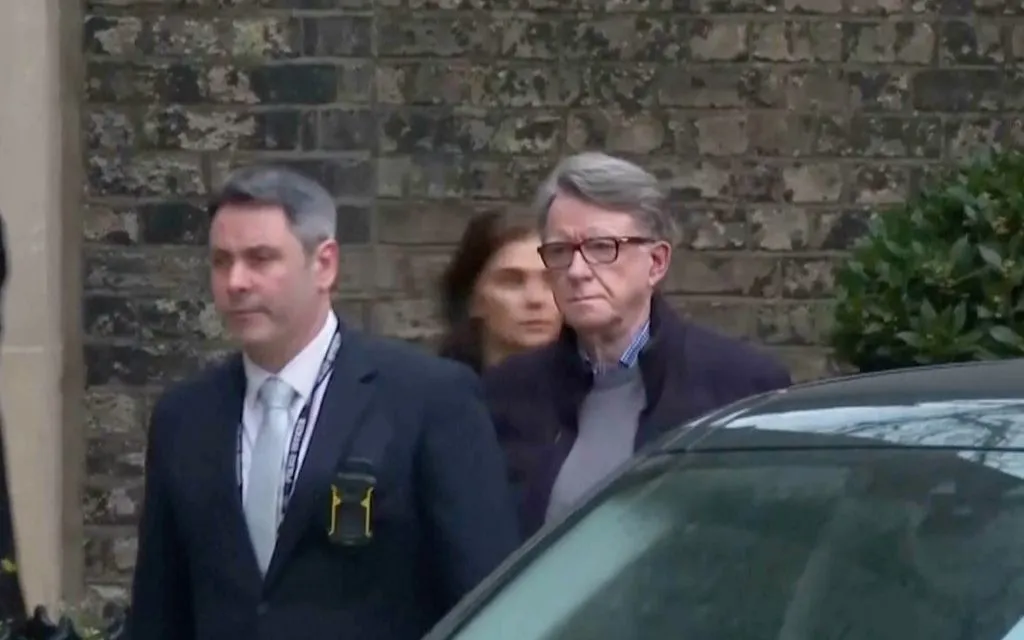 Ông Peter Mandelson được đưa từ nhà ra xe tại London hôm 23/2/2026 (Ảnh: Sky News/AP)