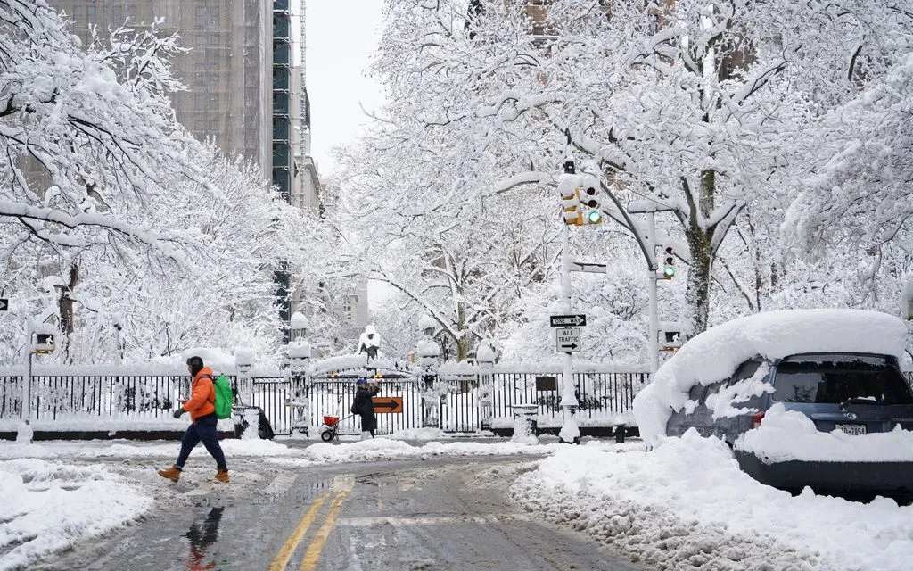 Khung cảnh tuyết phủ nhìn từ Irving Place về phía công viên Gramercy Park ở New York ngày 23/2/2026. (Ảnh: AP)