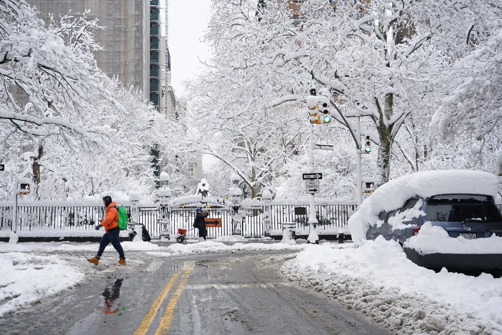 Bão tuyết diện rộng tại bờ Đông nước Mỹ - Ảnh 1.