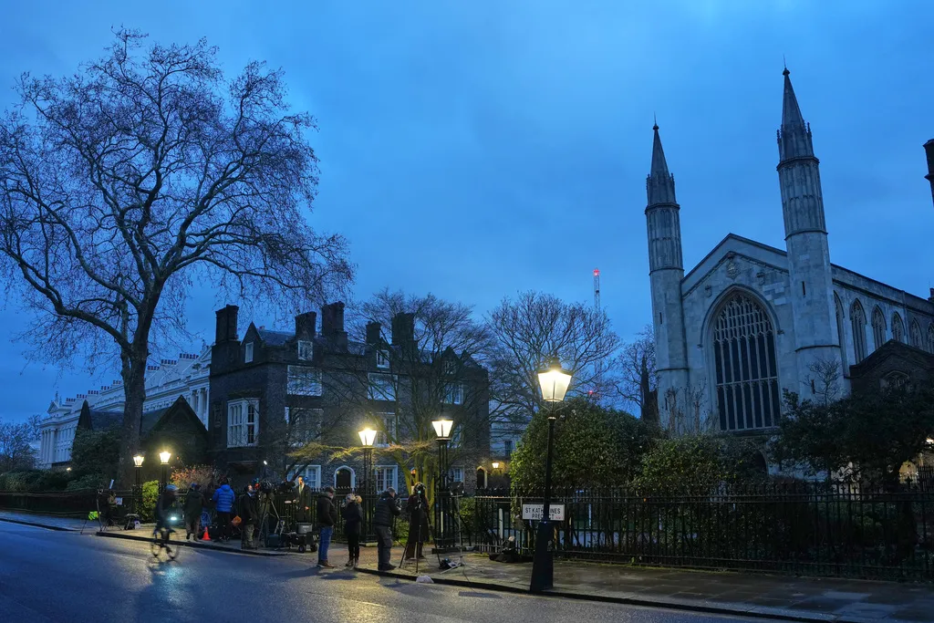 Cựu đại sứ Anh Mandelson được tại ngoại sau khi bị bắt - Ảnh 1.