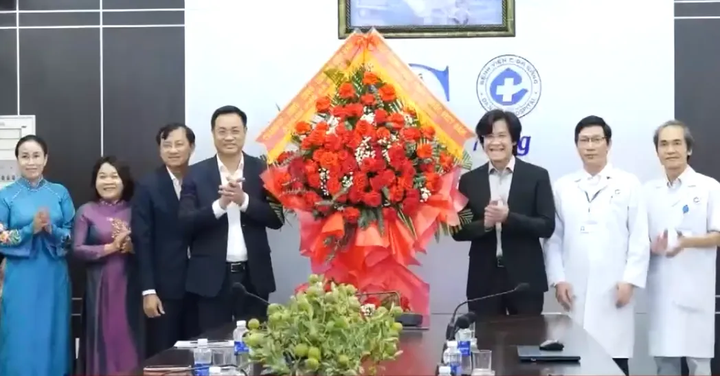 Lãnh đạo Đà Nẵng thăm, chúc mừng các cơ sở y tế nhân Ngày Thầy thuốc Việt Nam- Ảnh 2. Lãnh đạo Đà Nẵng thăm, chúc mừng các cơ sở y tế nhân Ngày Thầy thuốc Việt Nam- Ảnh 2.