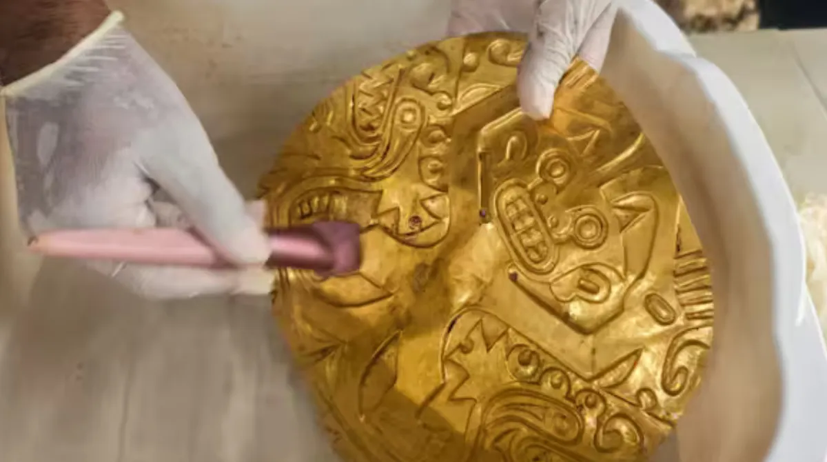 Phát hiện ngôi mộ hơn 1.000 năm tuổi chứa hài cốt và đồ vàng tại Panama - Ảnh 1.