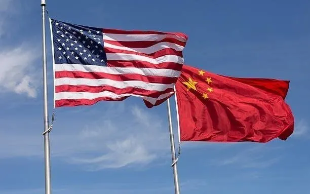 Quốc kỳ Mỹ (trái) và quốc kỳ Trung Quốc (Ảnh: IRNA/TTXVN)