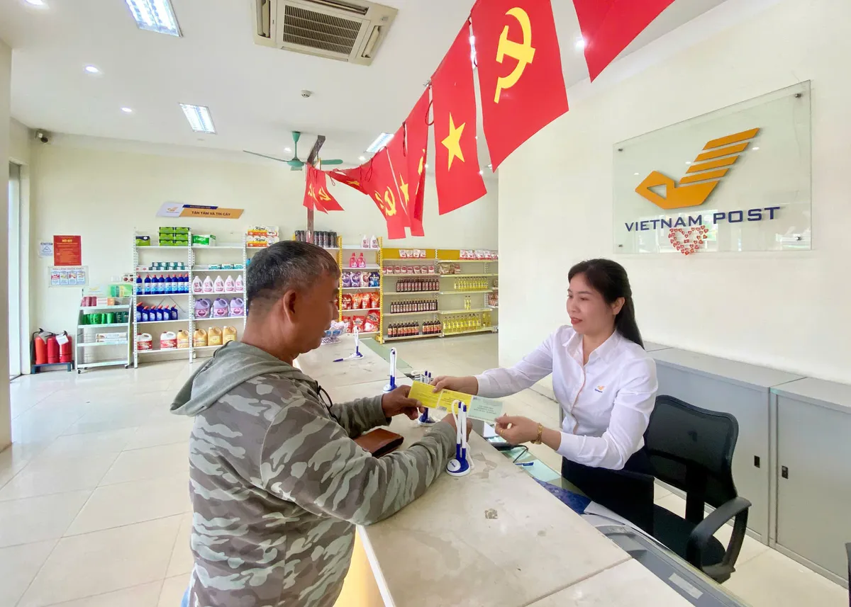 Hơn 7.600 tỷ đồng tiền chi trả an sinh xã hội qua mạng lưới bưu điện trong dịp Tết Bính Ngọ- Ảnh 2. Hơn 7.600 tỷ đồng tiền chi trả an sinh xã hội qua mạng lưới bưu điện trong dịp Tết Bính Ngọ- Ảnh 2.