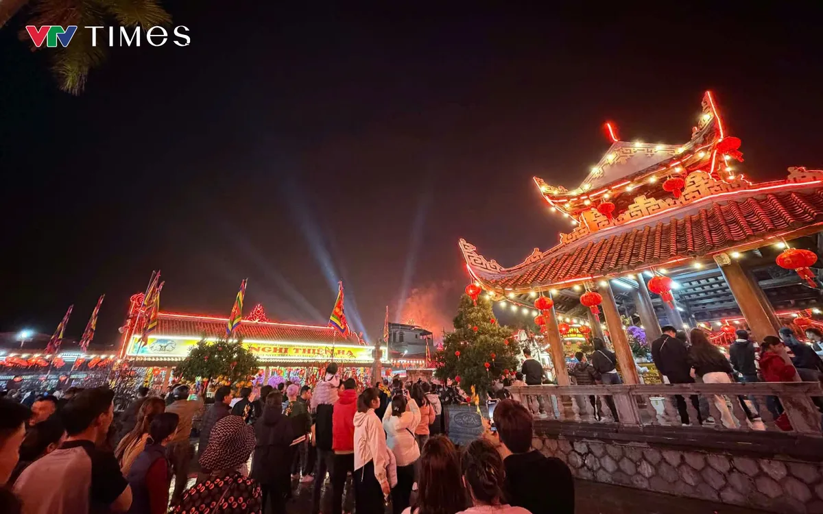 Đêm khai hội Chợ Viềng Xuân 2026.