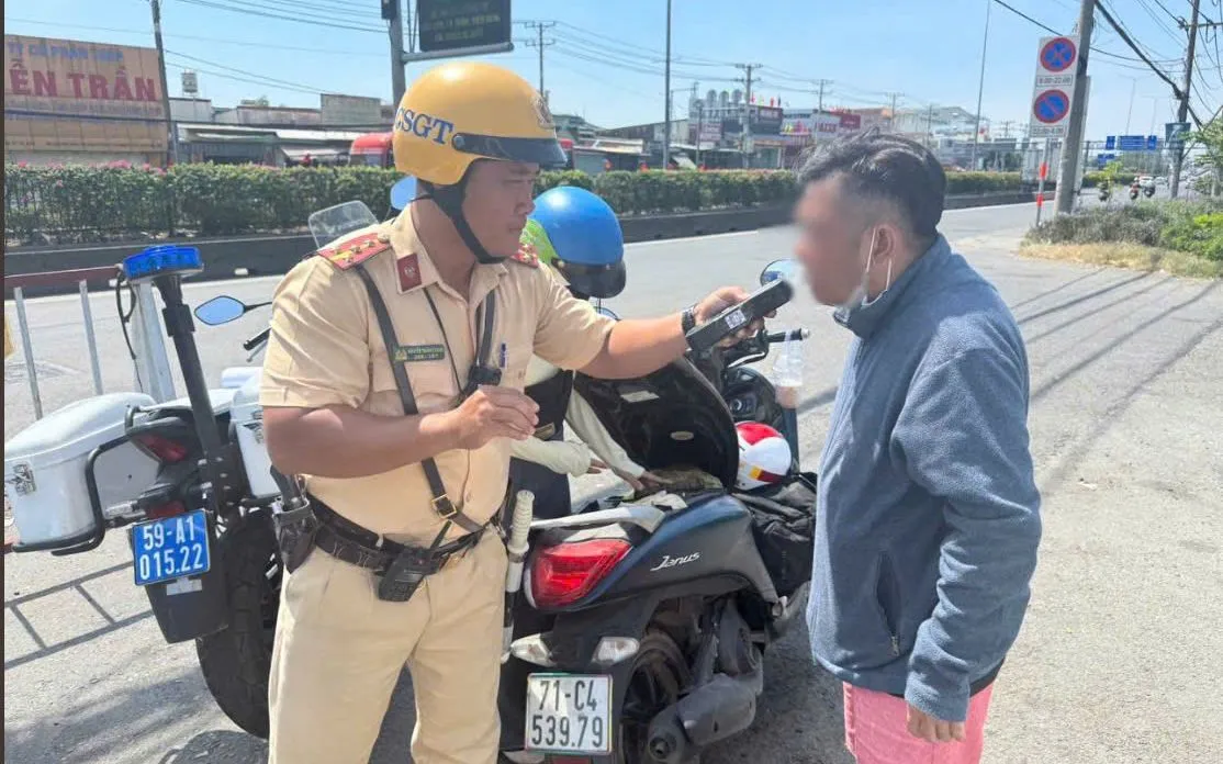 Đội CSGT An Sương, TP Hồ Chí Minh kiểm tra nồng độ cồn trưa mùng 2 Tết Bính Ngọ 2026.