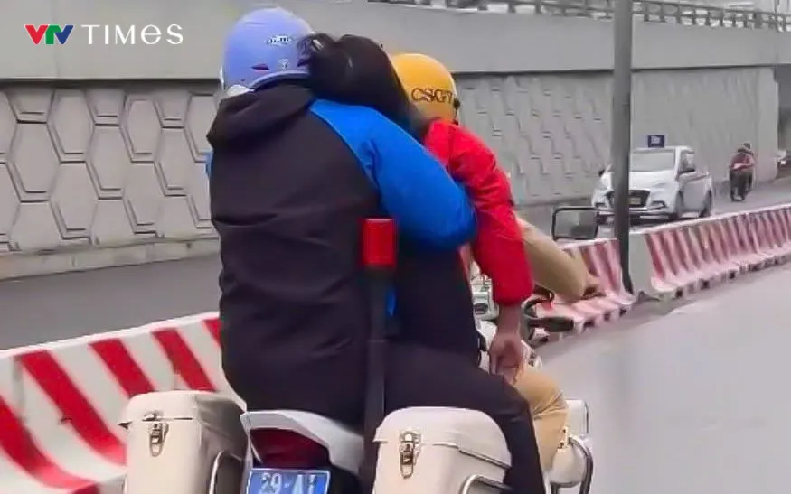 CSGT sử dụng xe chuyên dụng đưa bệnh nhân đến bệnh viện cấp cứu. Ảnh: QH