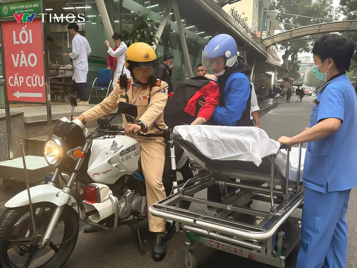 H&agrave; Nội: Cảnh s&aacute;t giao th&ocirc;ng d&ugrave;ng xe chuy&ecirc;n dụng đưa người d&acirc;n đi bệnh viện - Ảnh 1.