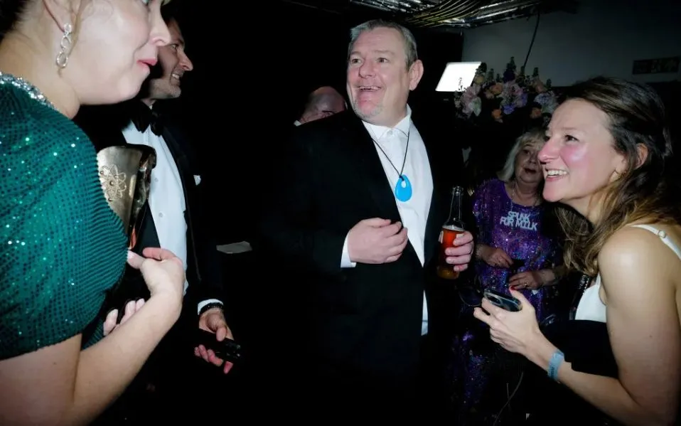 John Davidson trong bức ảnh ở hậu trường lễ trao giải BAFTA. (Ảnh: BAFTA/Getty Images)